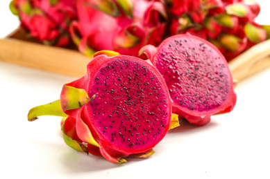 白色背景上的红色热带水果火龙果