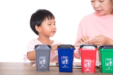 年轻妈妈教育孩子如何垃圾分类知识