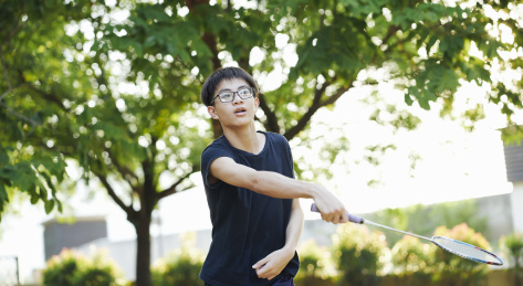 小男孩打羽毛球