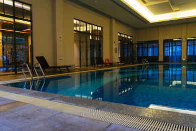 室内蓝色奢华的游泳馆游泳池