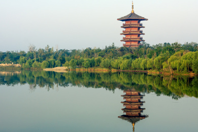 中国山东省潍坊白浪绿洲湿地公园木塔倒影