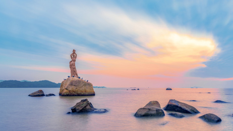  广东省珠海市珠海渔女雕像清晨日出朝霞