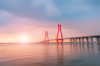 黄昏中的中国山东省临沂市临工大桥景观