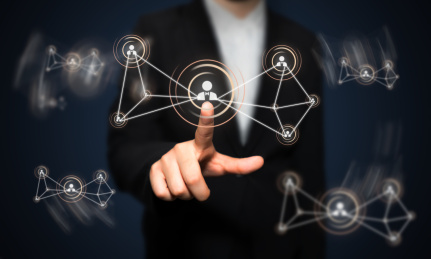 一个商务老板用手点击着用户进行招聘选择和公司的管理