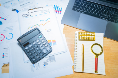 商务金融人士正在办公分析记录计算报表图表年终报告数据概念