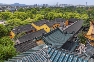 中国江苏省镇江市长江三山金山金山寺风景区建筑景观，蓝天白云