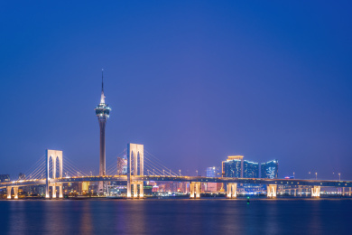 中国澳门旅游塔和西湾大桥夜景风光