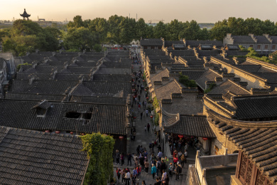日落时夕阳下的中国江苏省镇江市长江西津古渡风景区建筑景观