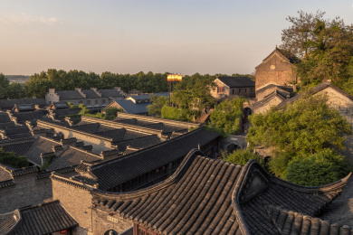 日落时夕阳下的中国江苏省镇江市长江西津古渡风景区建筑景观