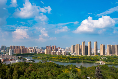 晴朗天空下航拍中国安徽省蚌埠市城市建筑风光