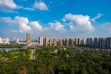 晴朗天空下航拍中国安徽省蚌埠市城市建筑风光