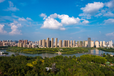 晴朗天空下航拍中国安徽省蚌埠市城市建筑风光