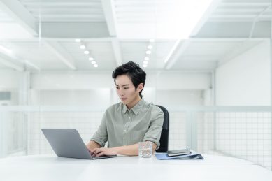 亚洲商务人士在办公室