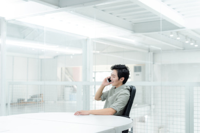 亚洲商务人士在办公室