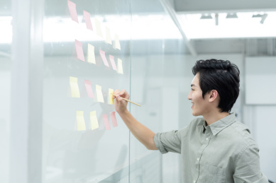 亚洲商务人士在办公室