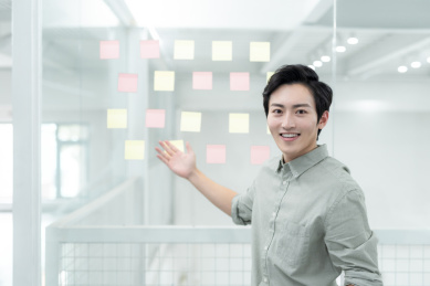 亚洲商务人士在办公室