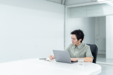 亚洲商务人士在办公室