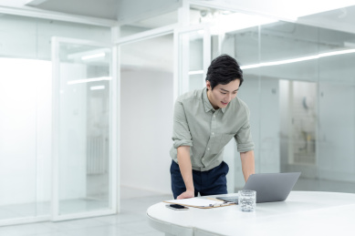 亚洲商务人士在办公室