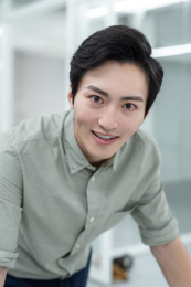 亚洲商务人士在办公室