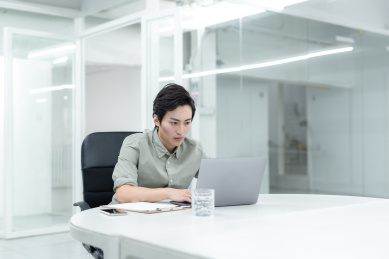 亚洲商务人士在办公室