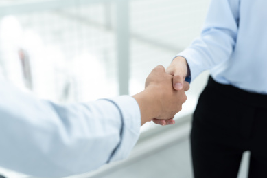 亚洲商务人士在办公室