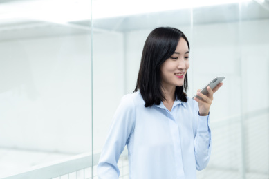 亚洲商务人士在办公室