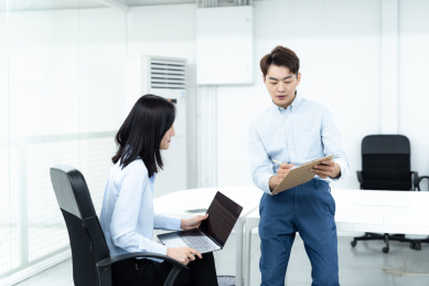 亚洲商务人士在办公室