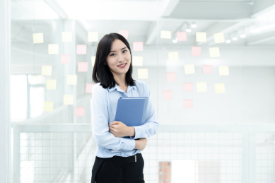 亚洲商务人士在办公室