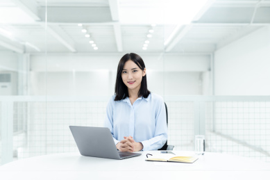 亚洲商务人士在办公室