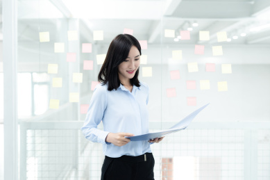 亚洲商务人士在办公室