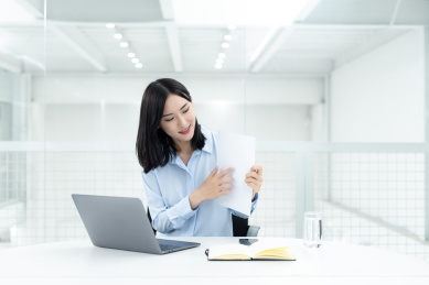 亚洲商务人士在办公室