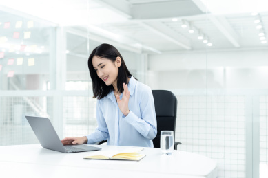 亚洲商务人士在办公室