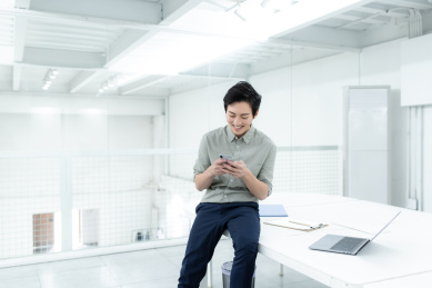 亚洲商务人士在办公室