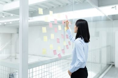 亚洲商务人士在办公室