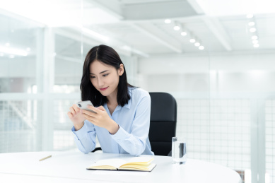 亚洲商务人士在办公室