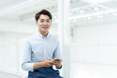 亚洲商务人士在办公室