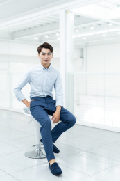 亚洲商务人士在办公室