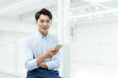 亚洲商务人士在办公室