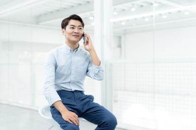 亚洲商务人士在办公室