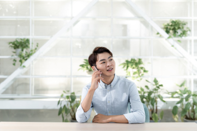 亚洲商务人士在办公室