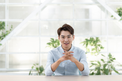 亚洲商务人士在办公室