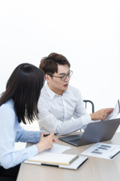 亚洲商务人士在办公室