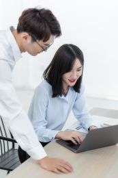 亚洲商务人士在办公室