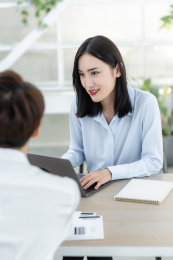 亚洲商务人士在办公室