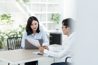 亚洲商务人士在办公室