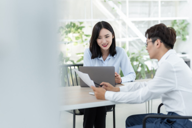 亚洲商务人士在办公室