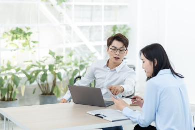 亚洲商务人士在办公室