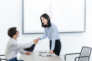 亚洲商务人士在办公室