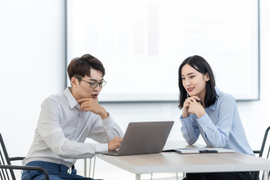 亚洲商务人士在办公室