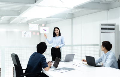 亚洲商务人士在办公室